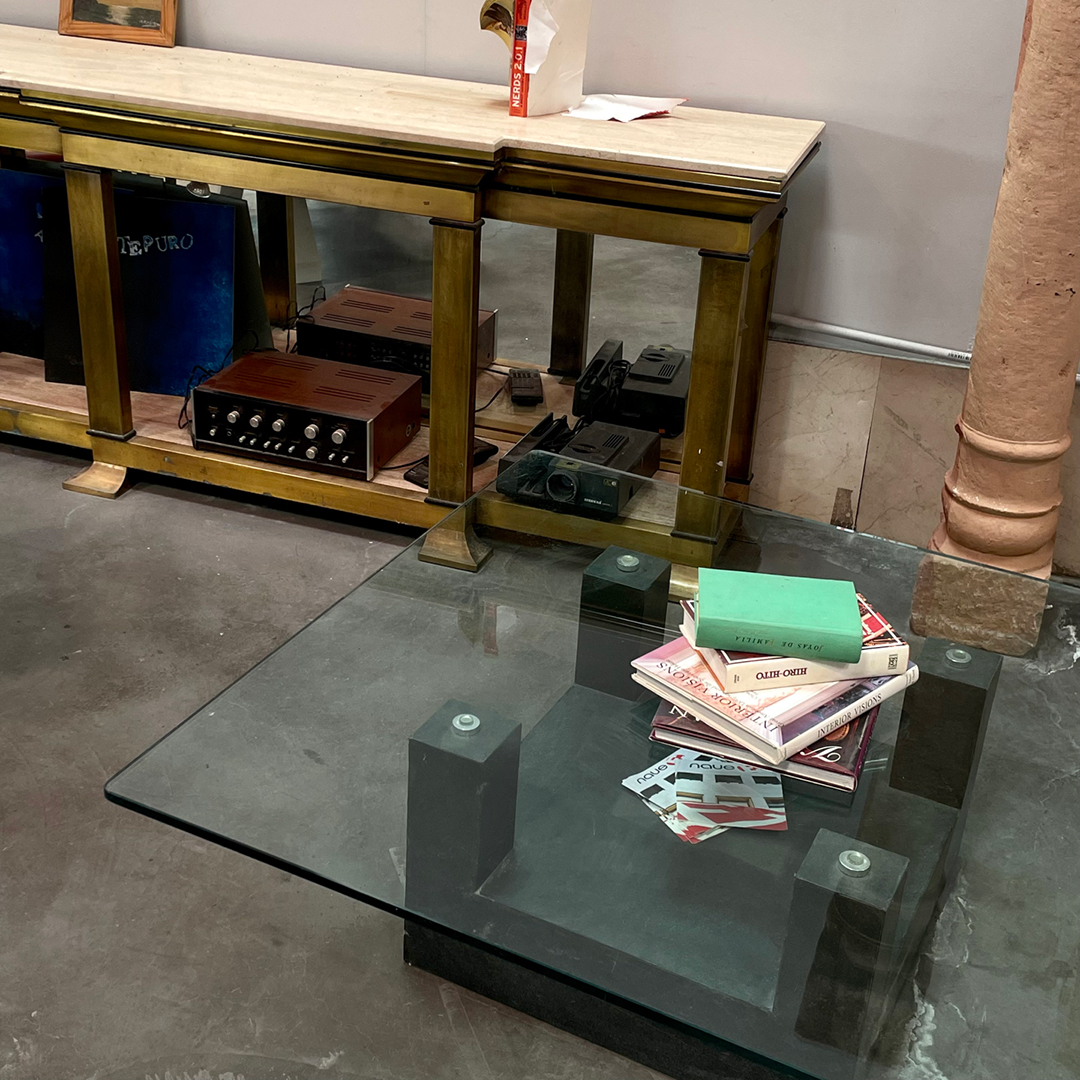 Mesa de centro de diseño en pizarra negra