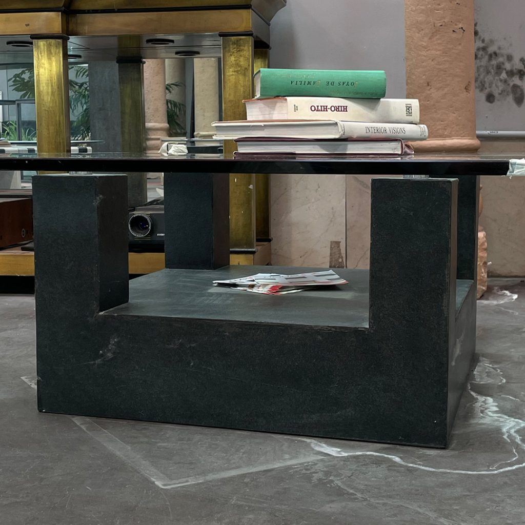 mesa de diseño en pizarra negra